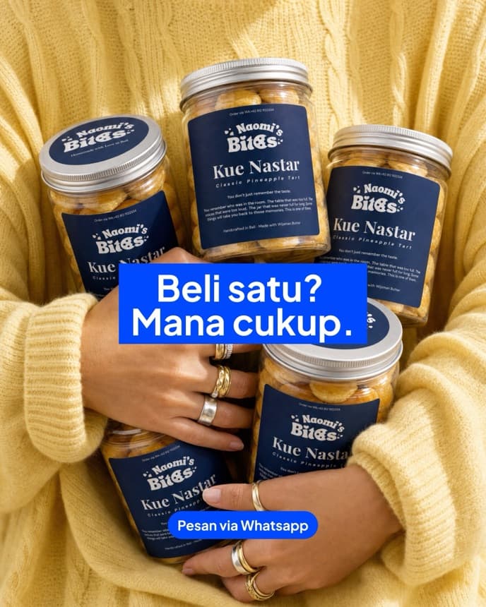 Tangan memegang empat toples Kue Nastar Naomi's Bites dengan teks "Beli satu? Mana cukup."