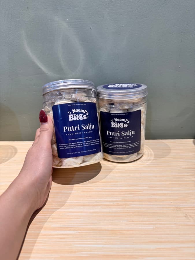 Kue Putri Salju Naomi's Bites — kue kering homemade dari Bali dalam toples kaca